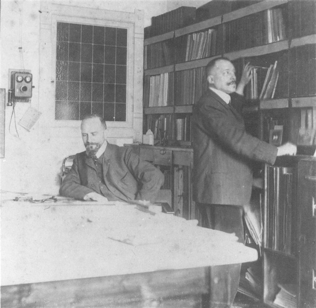 Kantoor/werkkamer met de broers Oscar (l) en Henri (r) Leeuw
              <br/>
              Publiek domein Fotocollectie Regionaal Archief Nijmegen, 1905